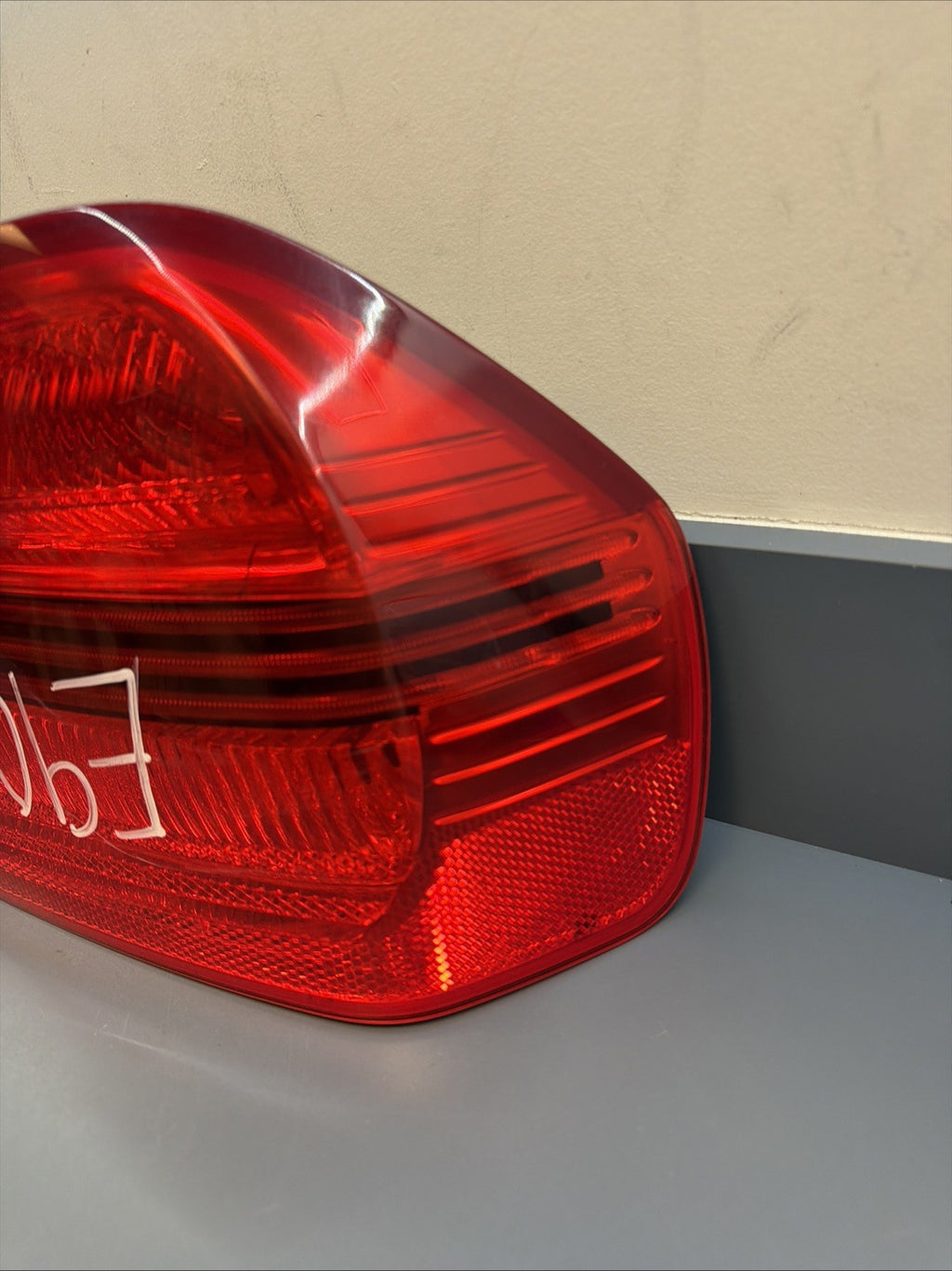 2006-2006 BMW E90 OUTTER PASSANGER PRE LCI TAIL LIGHT 7161956