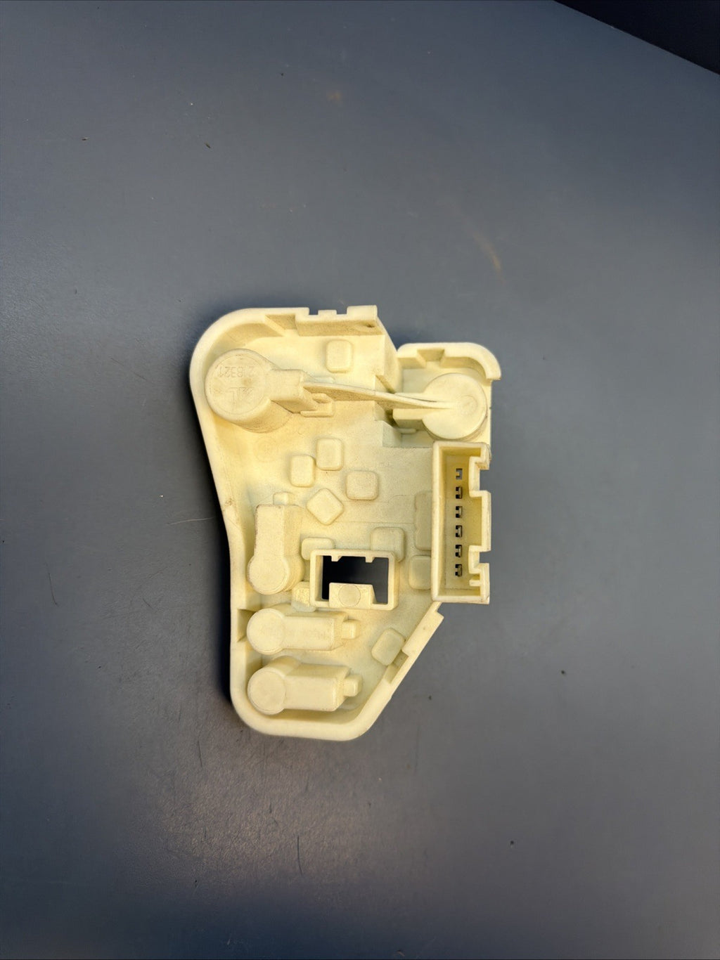 2009-11 BMW E90 328i Rear Left Side Taillight Light Bulb Socket Panel 7211213