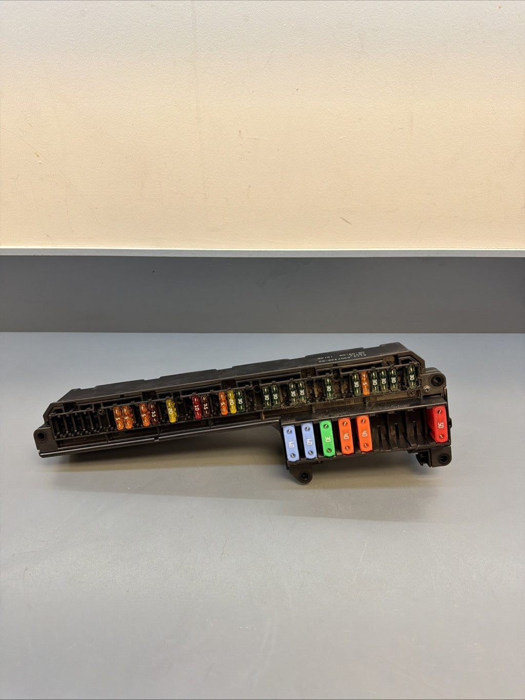 2009 BMW E60 535i PASSENGER SIDE CABIN FUSE BOX RELAY OEM USED TESTED 6957330