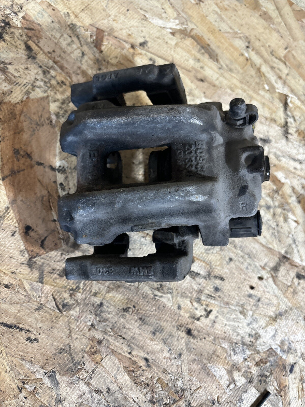 W09067 - 163W RIGHT REAR BRAKE CALIPER / 681582 FOR BMW 3 SERIES