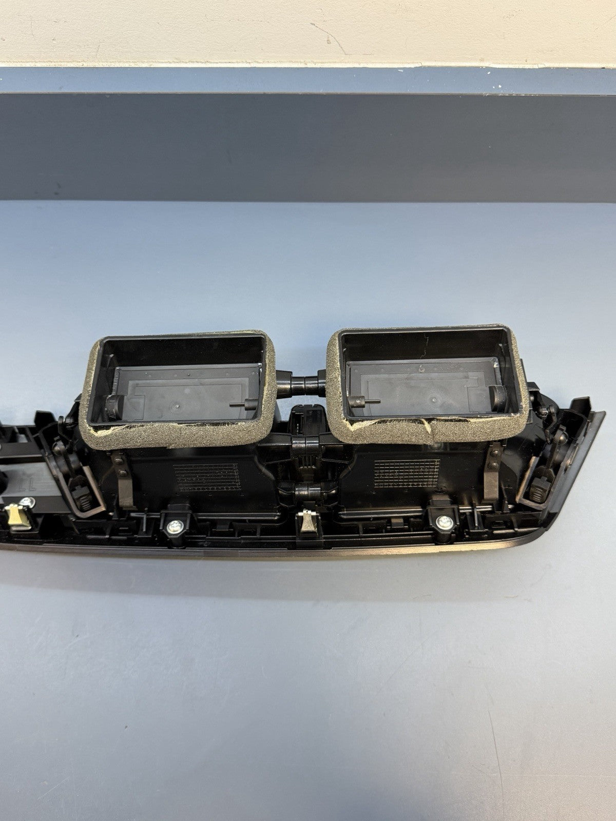 BMW 2010-2015 E84 X1 CENTER DASH AIR HEAT AC COOLER VENT GRILLE W TRIM 9258354