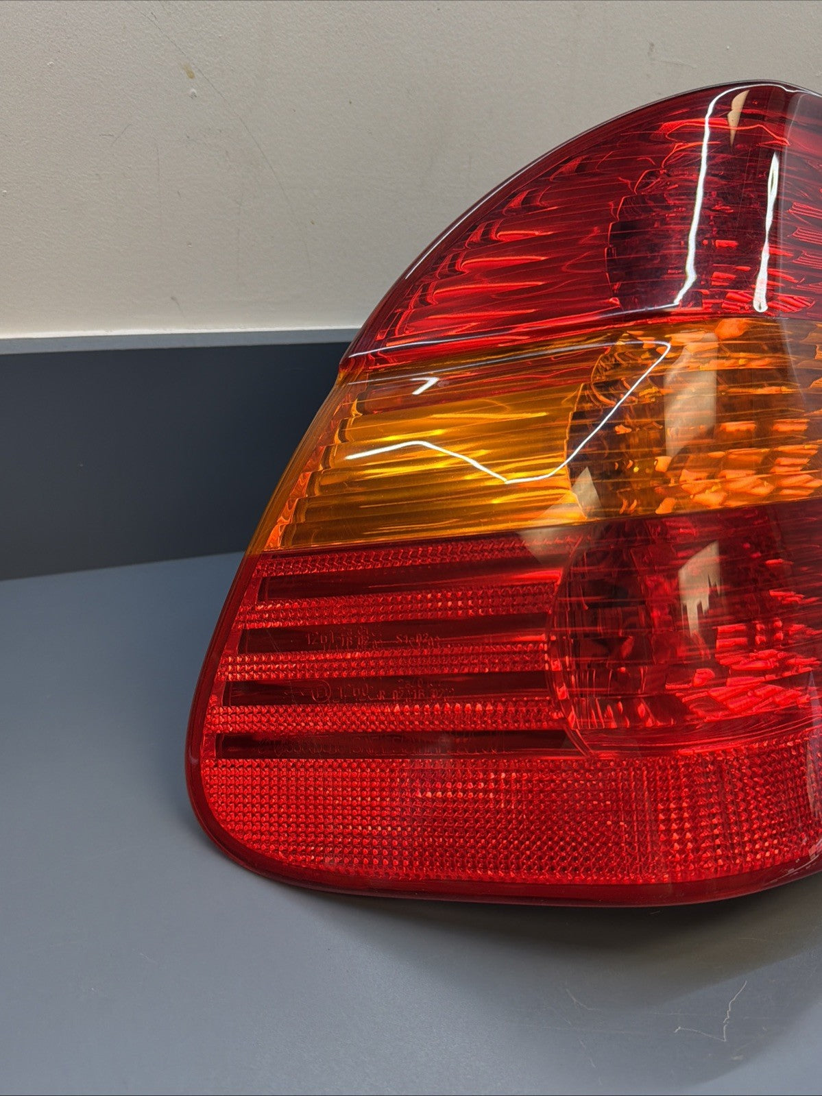 OEM 2002 2003 2004 2005 BMW E46 330i 325i LEFT DRIVER BRAKE TAIL LIGHT 6907933