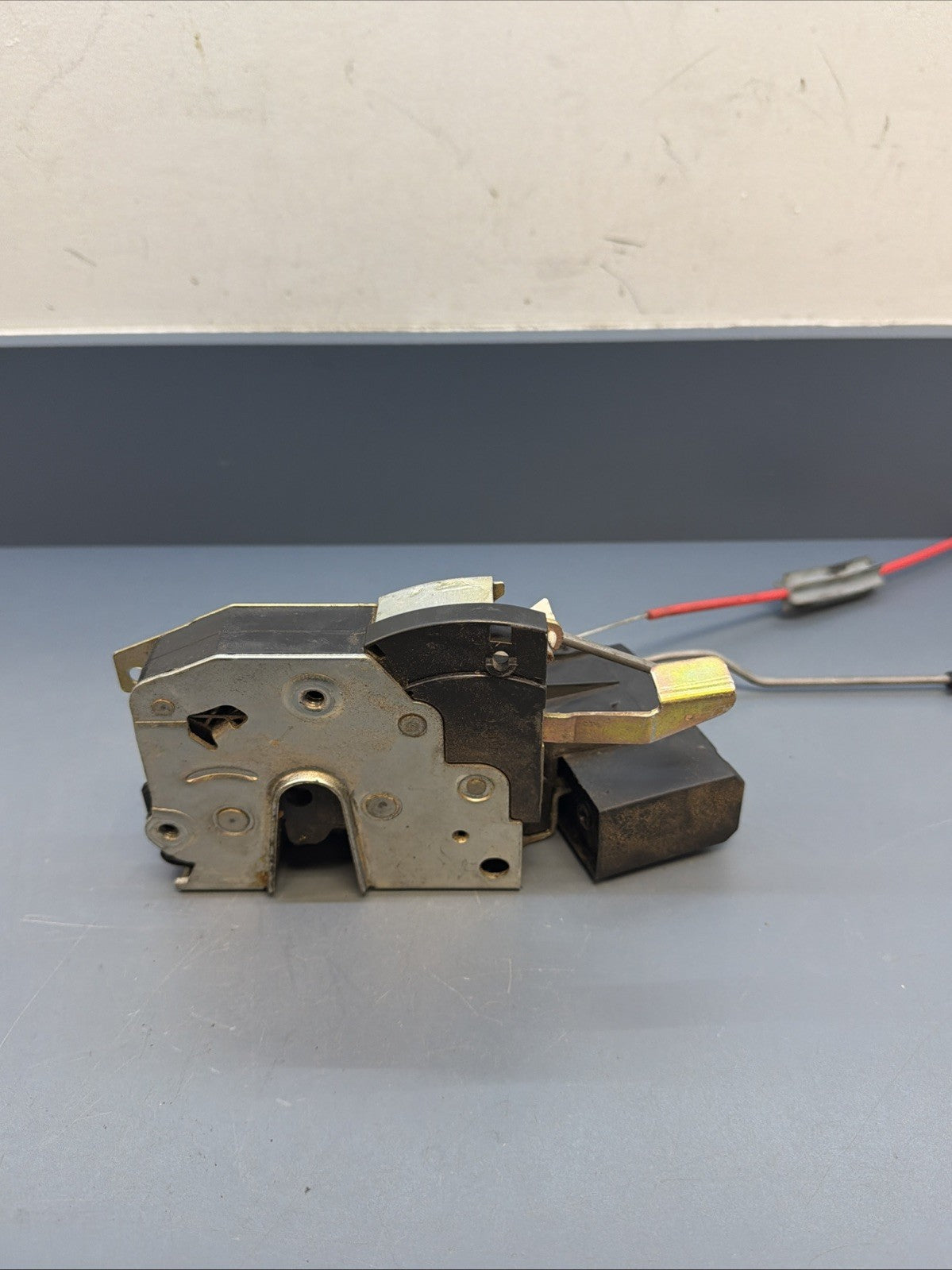 Genuine BMW E34 Door latch Main mechanism Driver  Front 51218138923