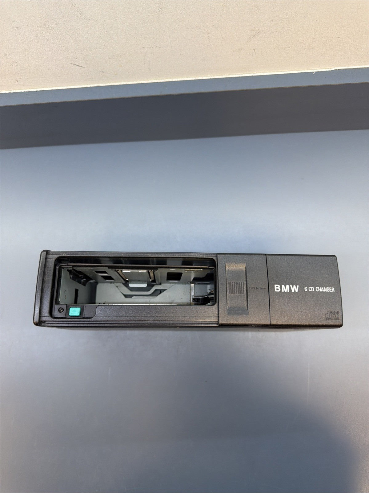 BMW E39 97-03 525i 528i 530i 540i M5 Trunk OEM 6 disc CD Changer OEM 1469404