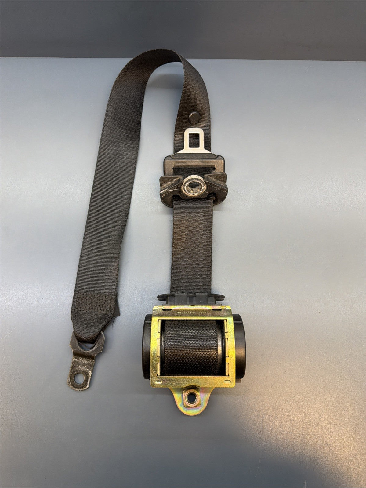 2001-2005 BMW 325I 325XI FRONT LEFT DRIVER SEAT BELT RETRACTOR 7009857 OEM
