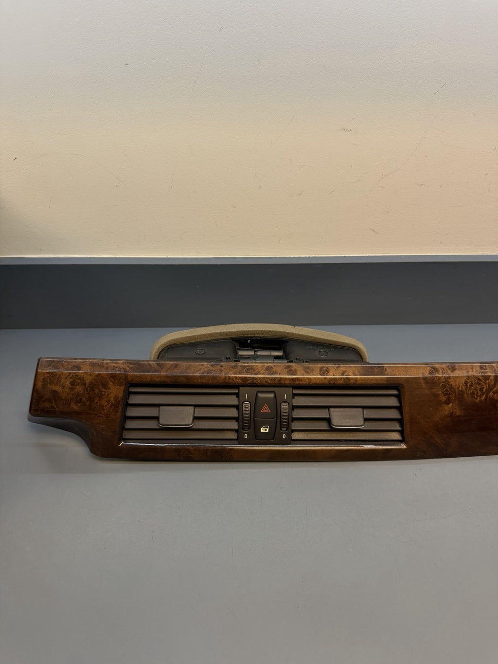 04-10 BMW E60 530i 528i 550 DASHBOARD TRIM W/ CENTER AIR VENT GRILLE OEM 6970268