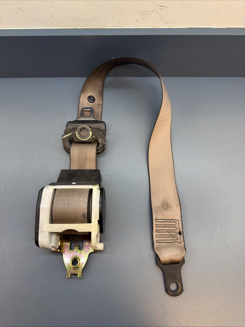 89-95 Bmw E34 5 Series Front Left Side Upper Seat Belt Retractor Beige 8164161