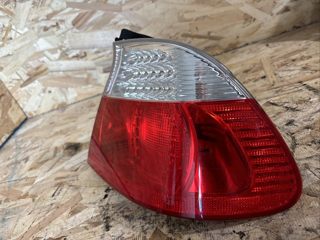 OEM BMW E46 03-06 VERT LED TAIL LIGHT RIGHT PASSENGER 6937454