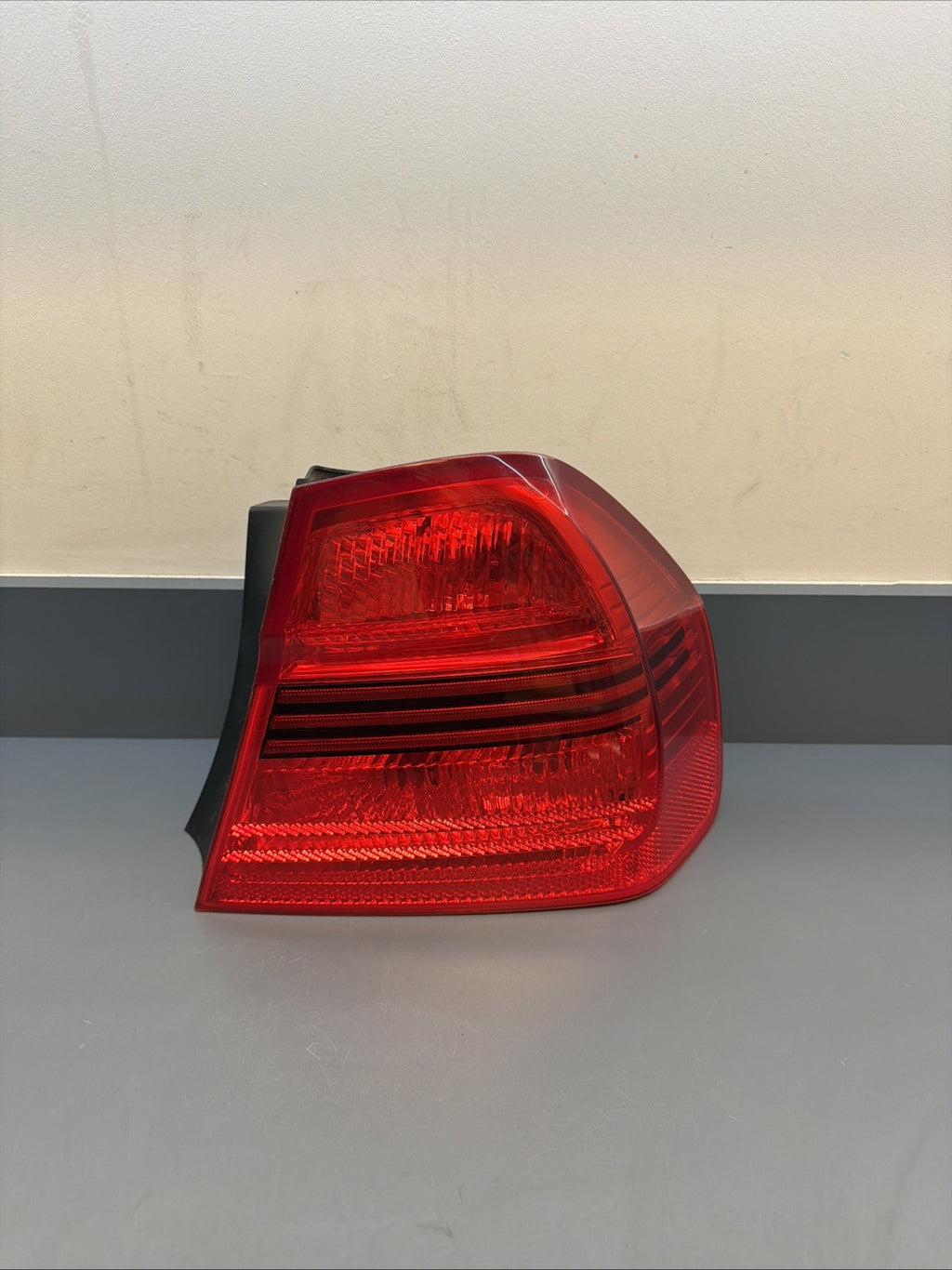 2006-2008 BMW E90 OUTTER PASSANGER PRE LCI TAIL LIGHT 7161956