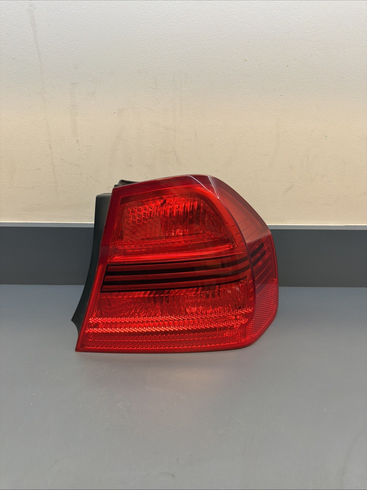 2006-2008 BMW E90 OUTTER PASSANGER PRE LCI TAIL LIGHT 7161956