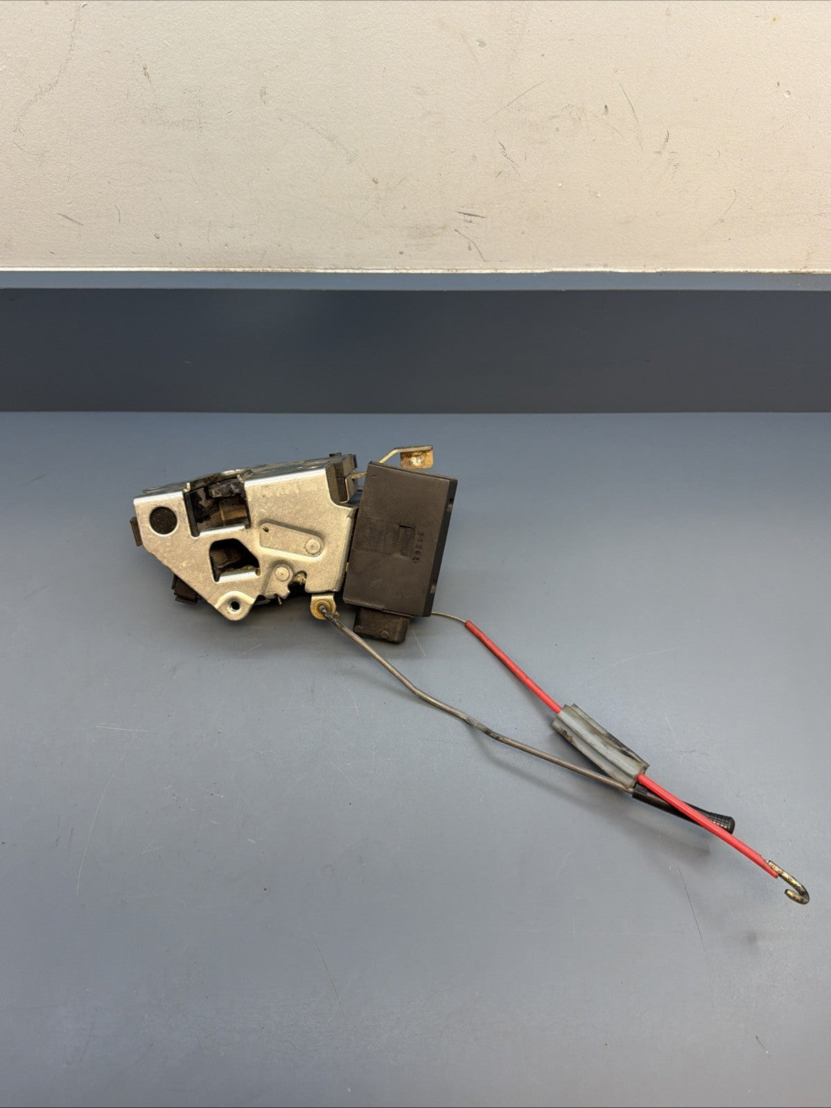 Genuine BMW E34 Door latch Main mechanism Driver  Front 51218138923
