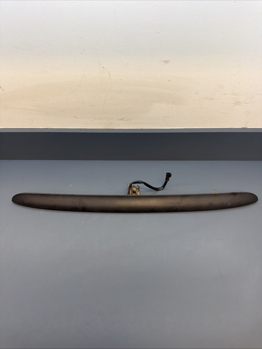 2000-2006 BMW 325 330 E46 Sedan REAR TRUNK LATCH HATCH TRIM HANDLE 0461700
