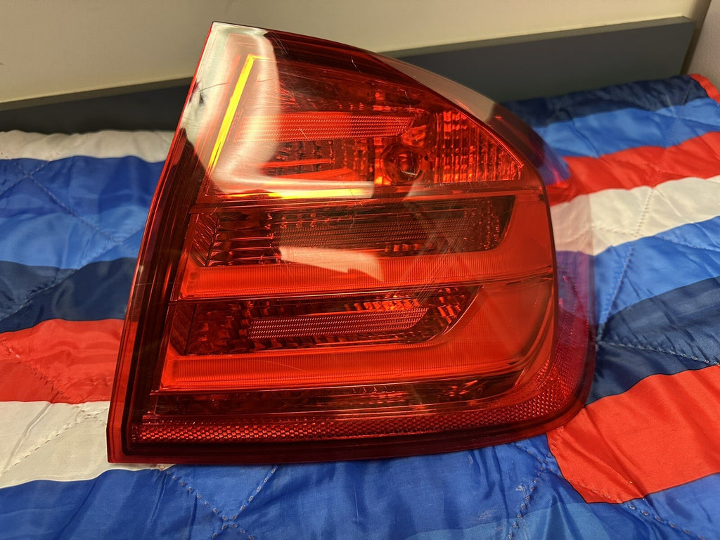 2012 - 2016 BMW 328I F30 REAR RIGHT SIDE TRUNK OUTER STOP TAILLIGHT TAILLAMP OEM