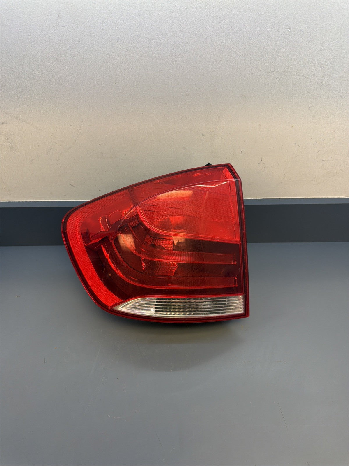 OEM 2012-2015 BMW X1 LH REAR LEFT DRIVERS TAIL LIGHT ASSEMBLY 2990111
