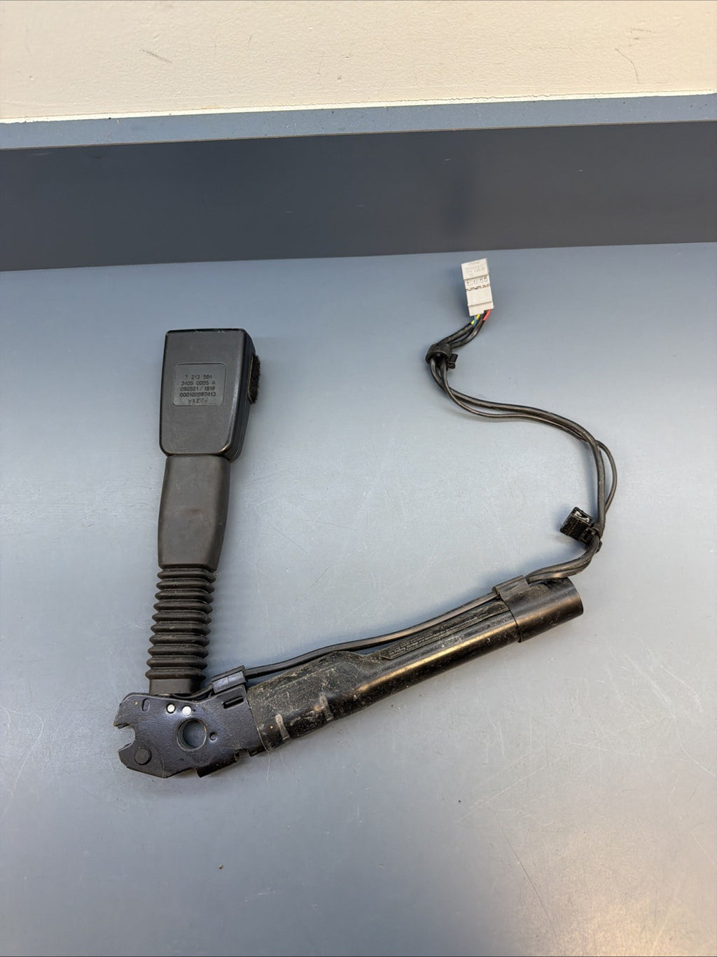 OEM BMW 7213564 Right Side Seatbelt Buckle Receiver E90 E91 E92 E93 E84 E89