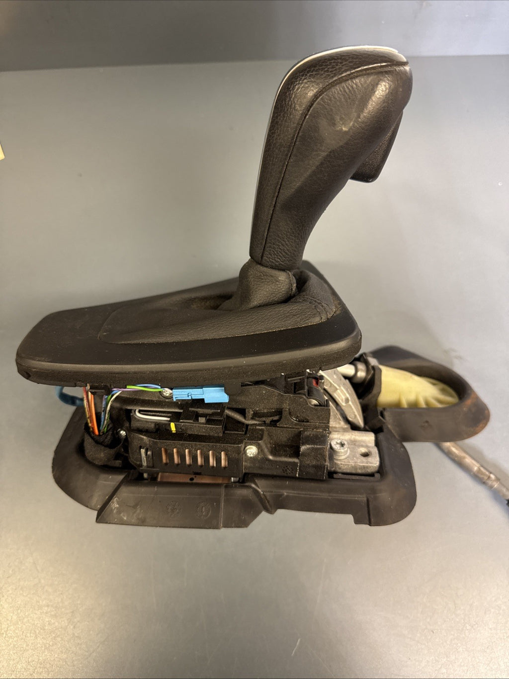 07-13 BMW E90 E91 E92 OEM AUTOMATIC TRANSMISSION GEAR SHIFTER W CABLE 7580923