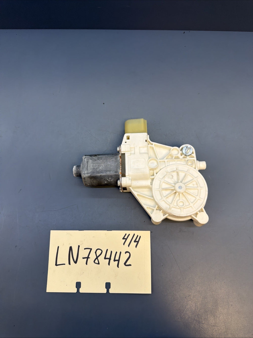 2006-2011 BMW 328i 335i E90 Sedan Front Right Window Motor OEM 6927028