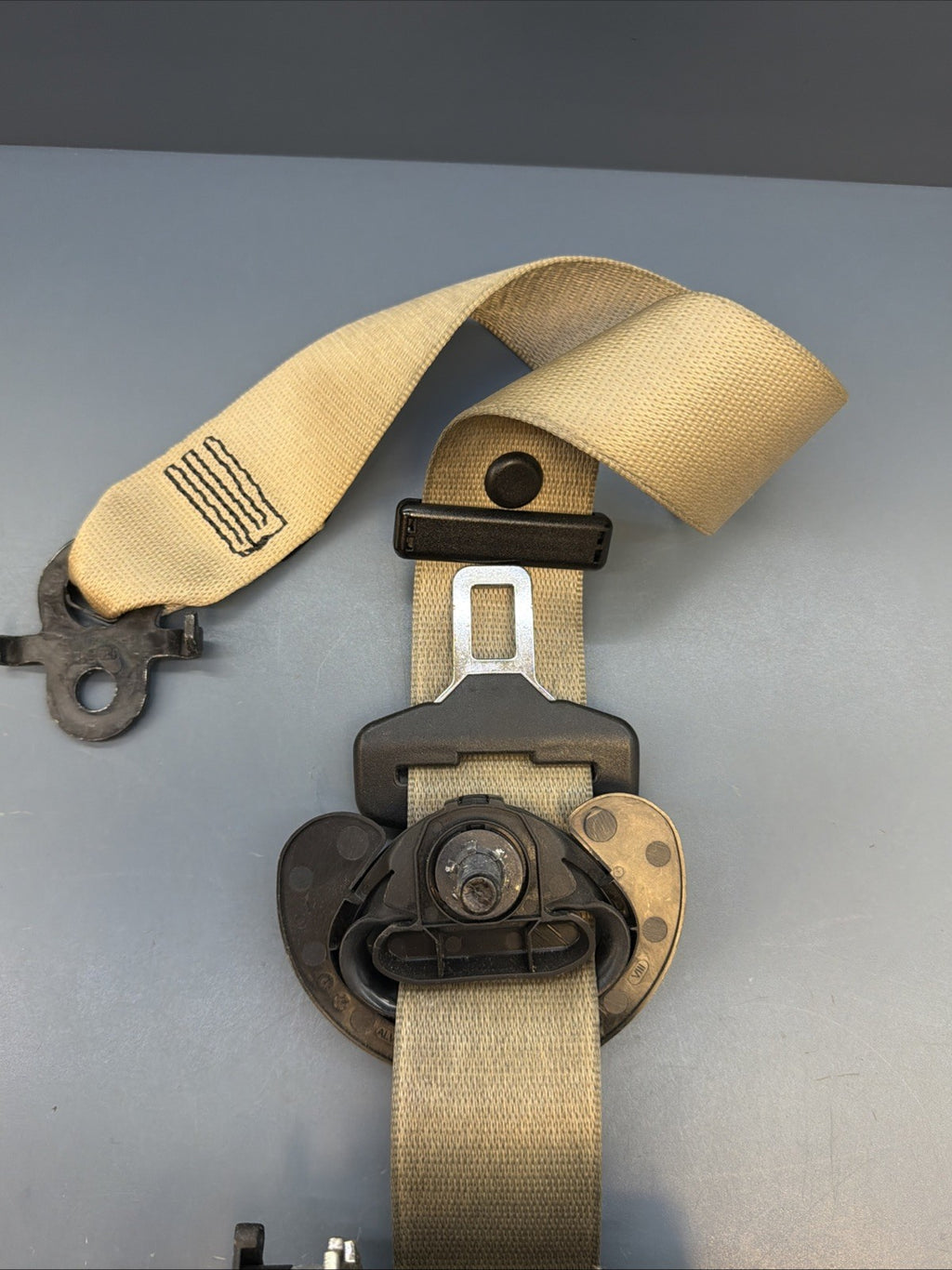 BMW 10-17 F10 5 SERIES FRONT RIGHT PASSENGER SEAT BELT RETARCTOR BEIGE 618120800