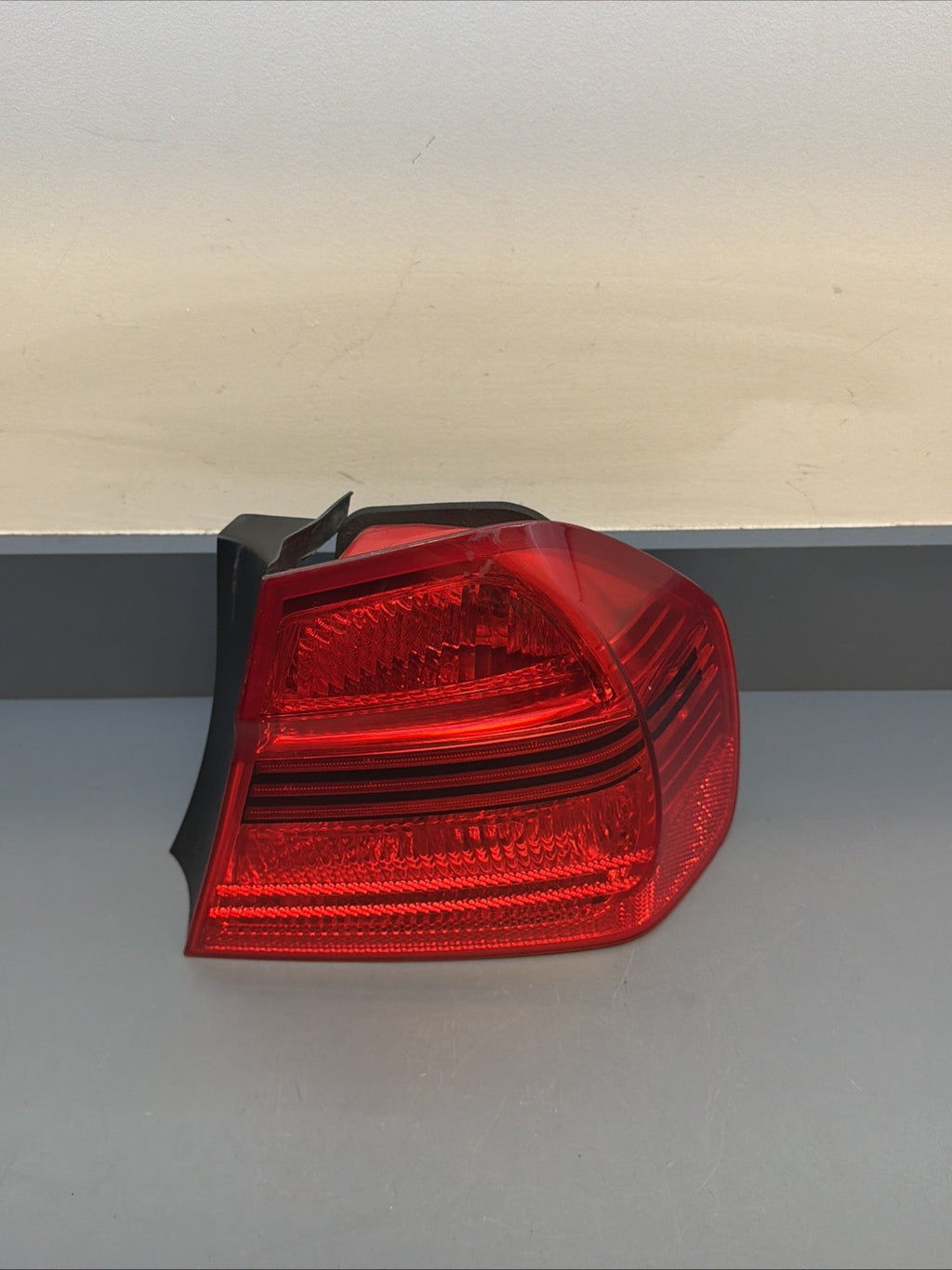 2006-2008 BMW E90 OUTTER PASSANGER PRE LCI TAIL LIGHT 7161956