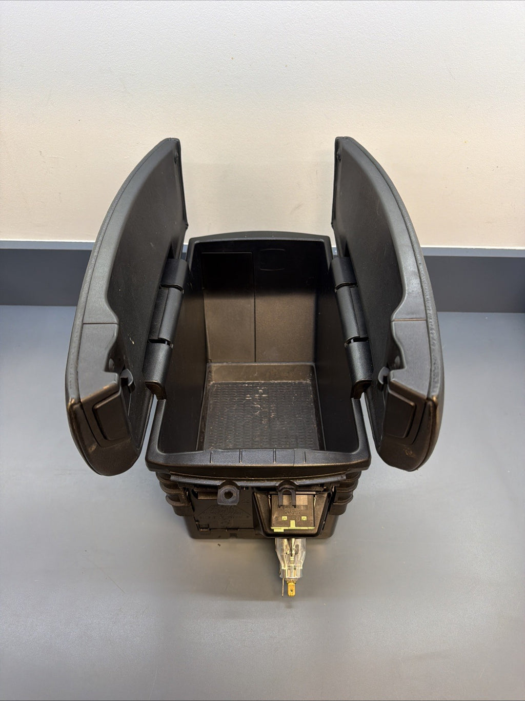 2007-2013 BMW X5 - Front Center Armrest / Storage BIN 9115083