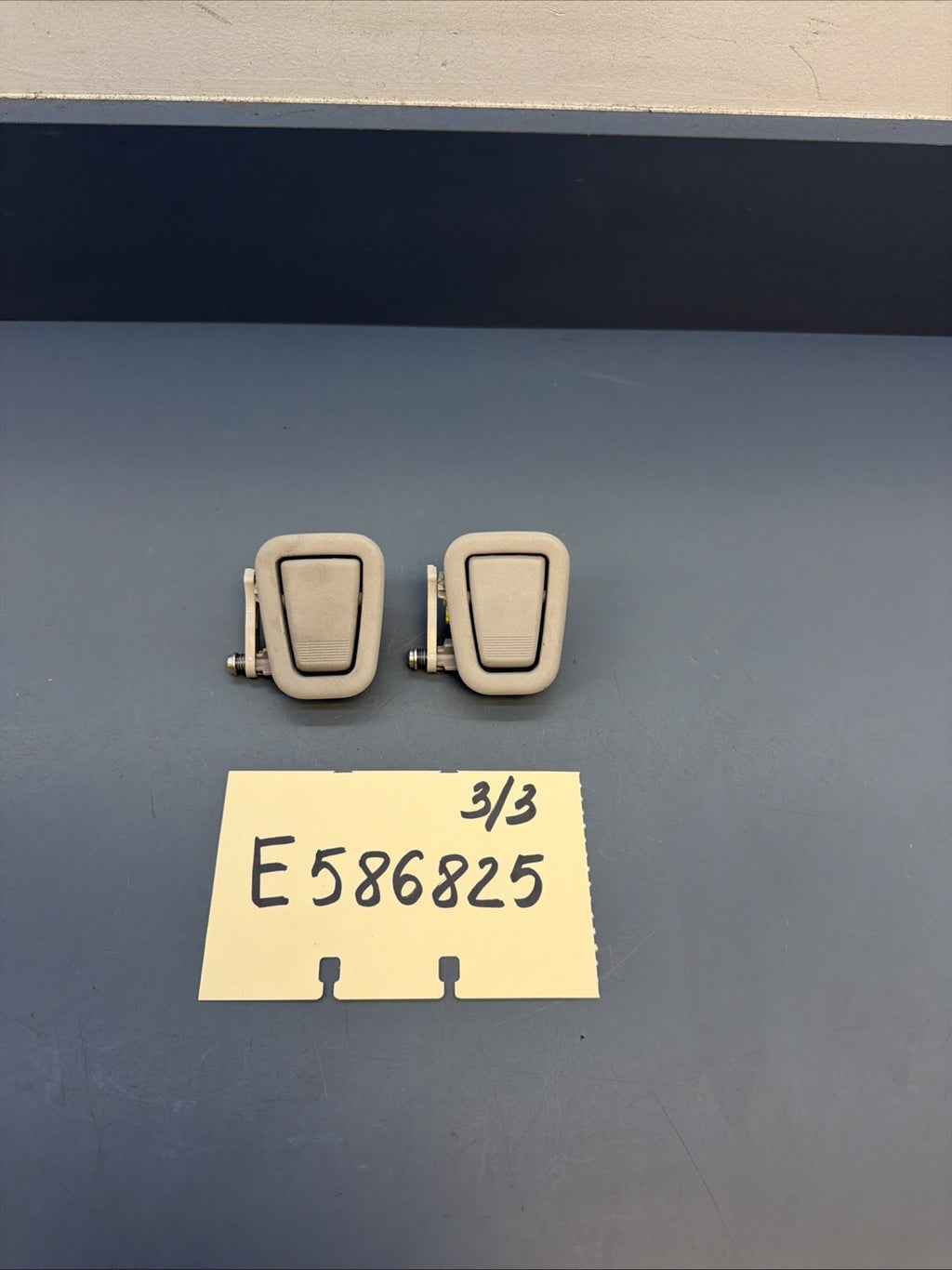 01-11 BMW E92 COUPE 328I LEFT OR RIGHT ROOF HANGER HOOK GREY OEM 7008000