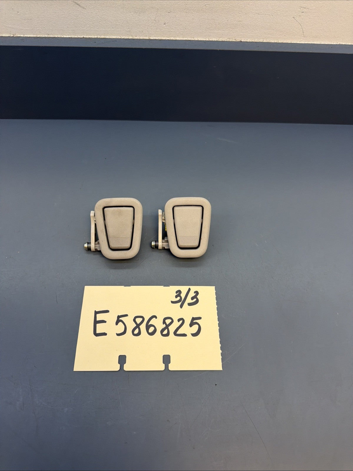 01-11 BMW E92 COUPE 328I LEFT OR RIGHT ROOF HANGER HOOK GREY OEM 7008000