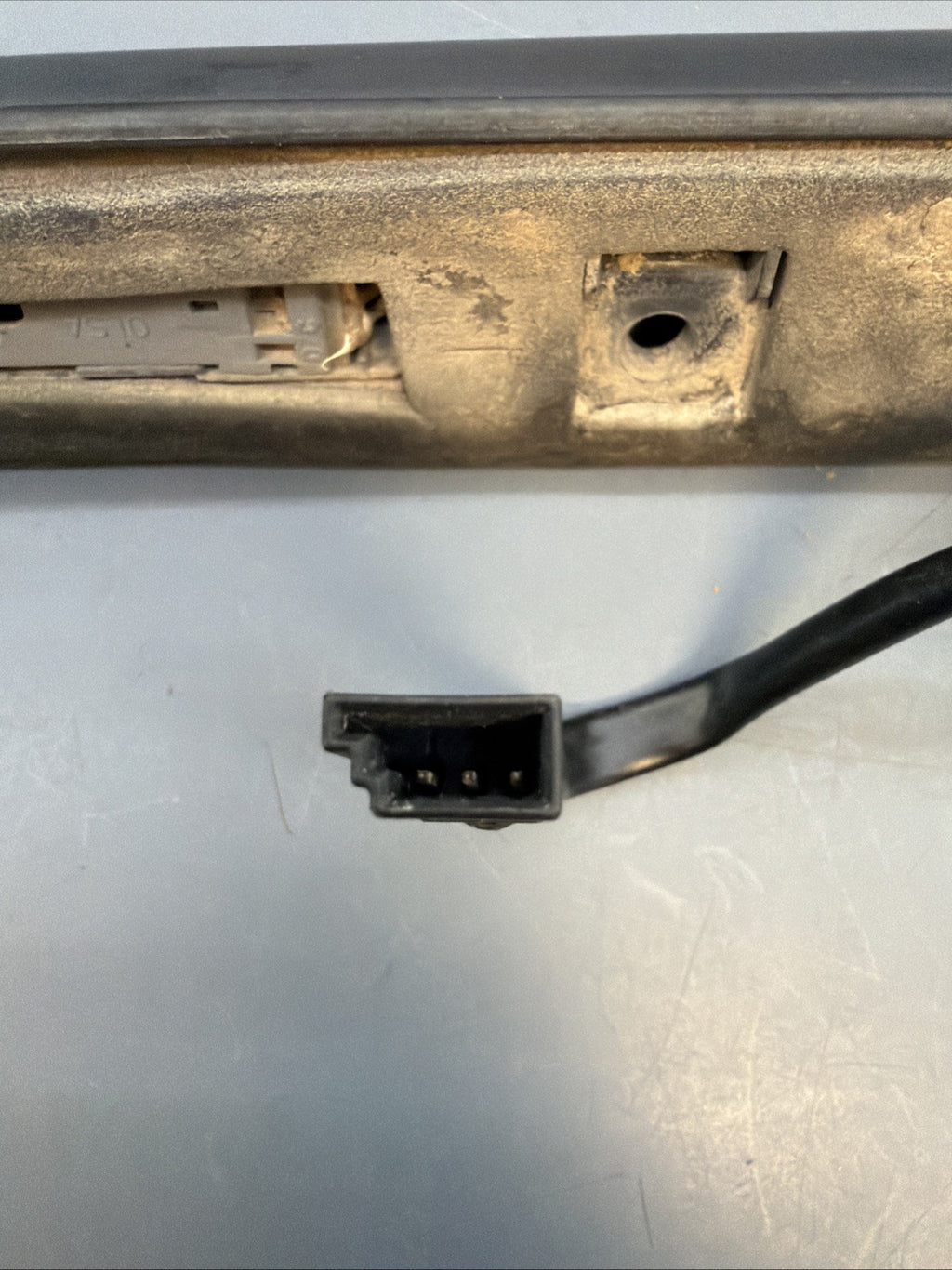 2000-2006 BMW 325 330 E46 Sedan REAR TRUNK LATCH HATCH TRIM HANDLE 0461700