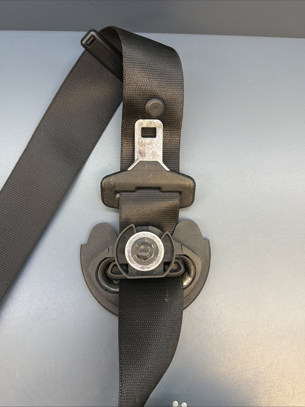 2004 - 2010 BMW X3 E83 FRONT LEFT DRIVER SIDE SEAT BELT STRAP 34003071B OEM