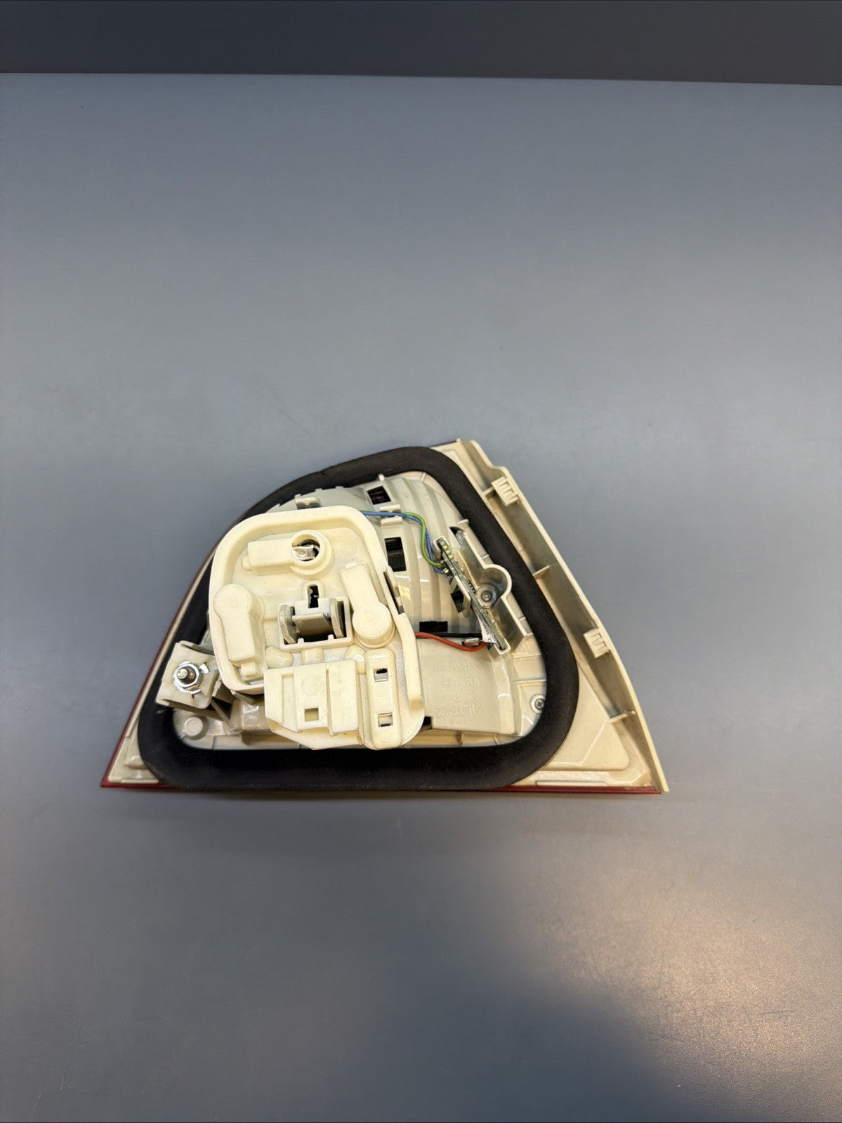 2009-2011 BMW E90 LCI 328I 3-SERIES RIGHT REAR INNER TAIL LIGHT OEM 4871734