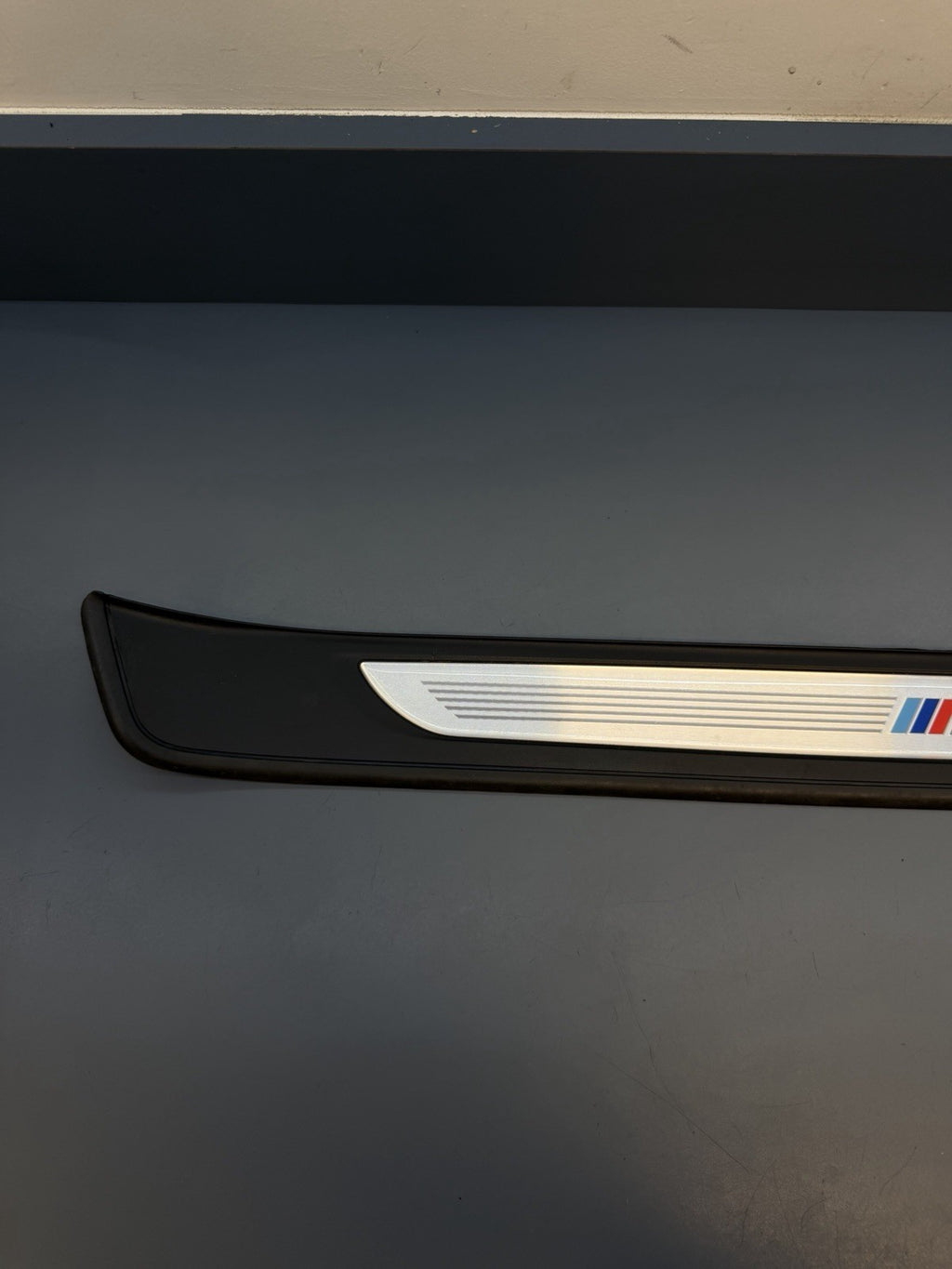 BMW E90 E91 LCI Front Right Entrance Cover Trim Strip Edition 7255930