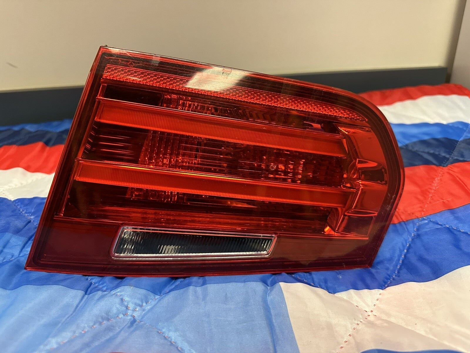 12-15 BMW 3 SERIES F30 F31 RIGHT SIDE INNER TRUNK LID MOUNTED TAILLIGHT OEM