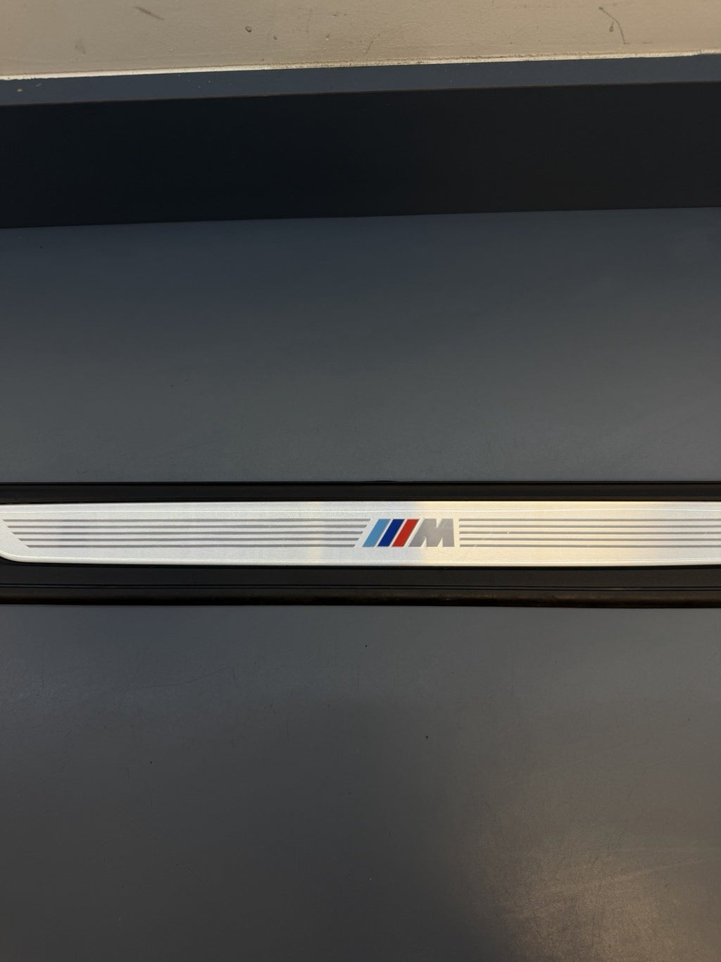 BMW E90 E91 LCI Front Right Entrance Cover Trim Strip Edition 7255930