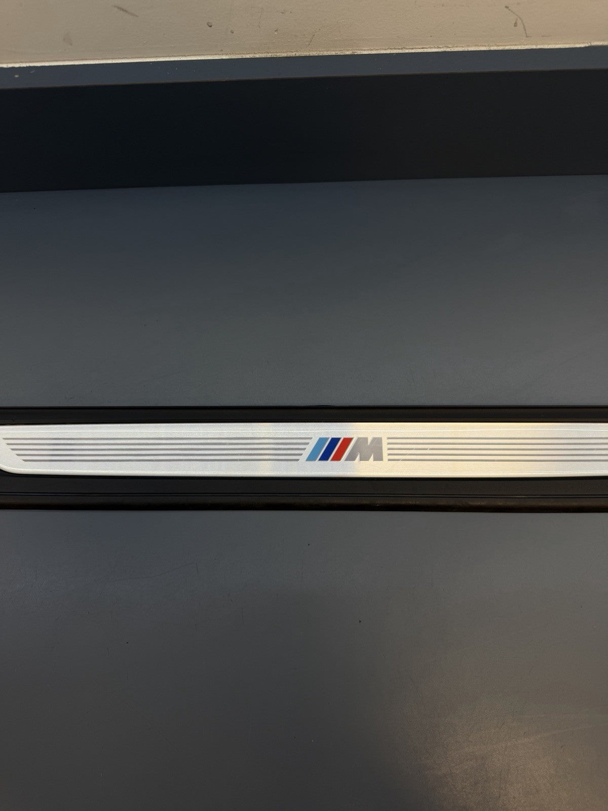 BMW E90 E91 LCI Front Right Entrance Cover Trim Strip Edition 7255930