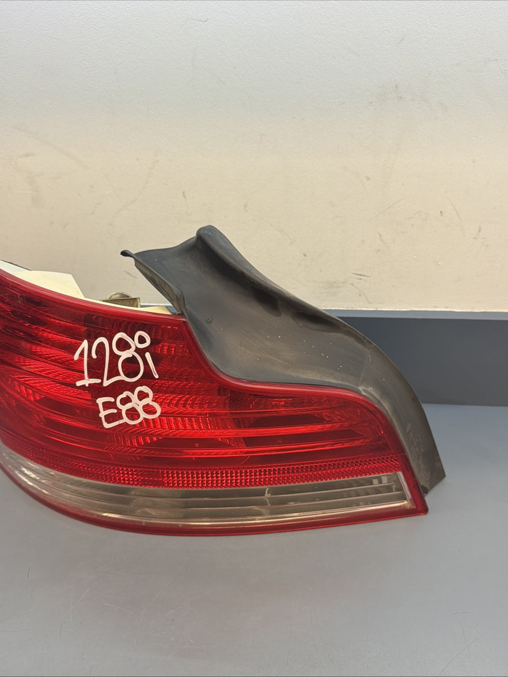08-11 OEM BMW E82 E88 128 135 Rear Left Driver Side Outer Tail Light 6924519