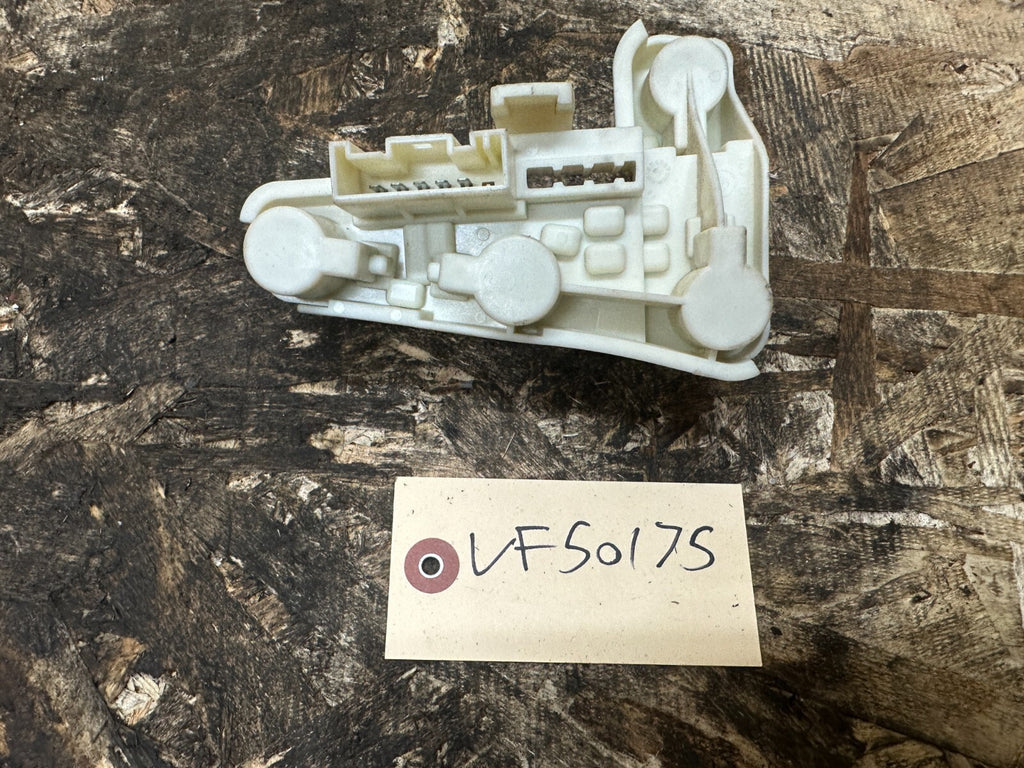 BMW 2006-2012 E90 PRE LCI 3 SERIES TAILLIGHT LIGHT BULB HOLDER OEM 6937474