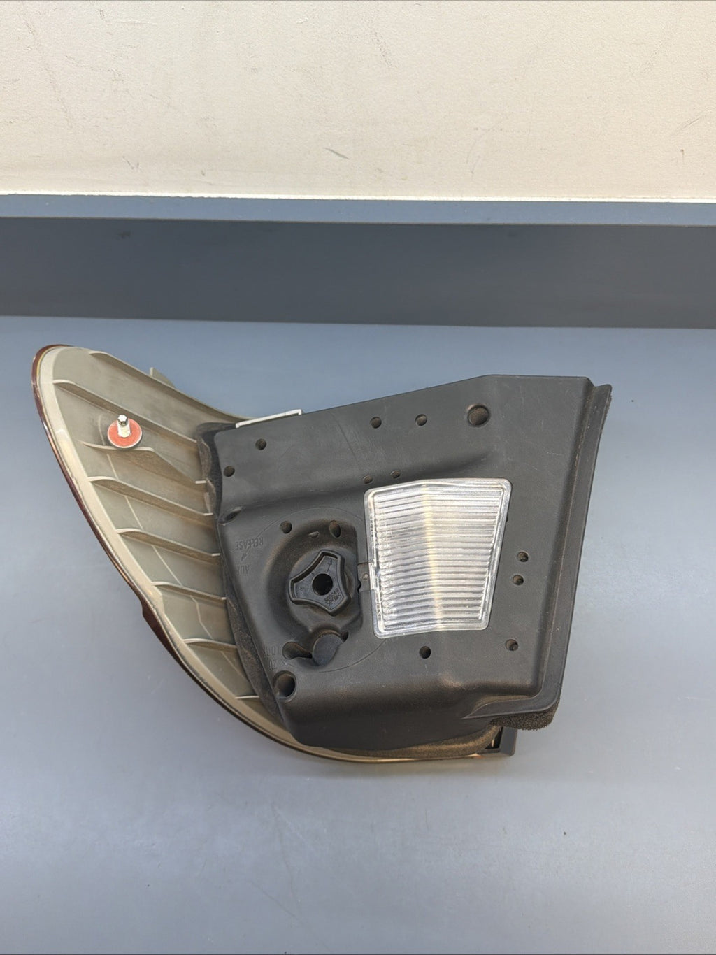 OEM 2002 2003 2004 2005 BMW E46 330i 325i LEFT DRIVER BRAKE TAIL LIGHT 6907933