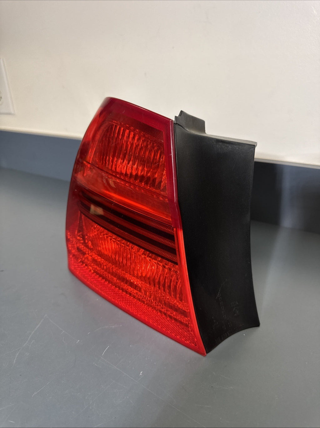 2008 BMW 328 SERIES SEDAN OEM LT DRIVER'S SIDE REAR TAIL LIGHT PRE-LCI 7161955