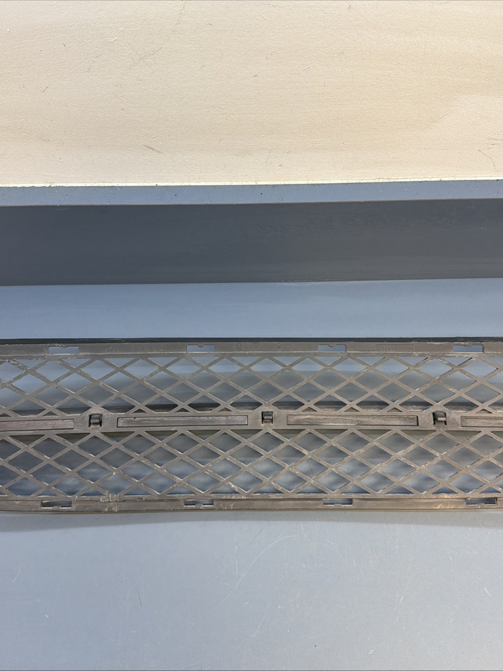 06-08 BMW E90 335 325 328 330 Center Lower Bumper Grille 7134074