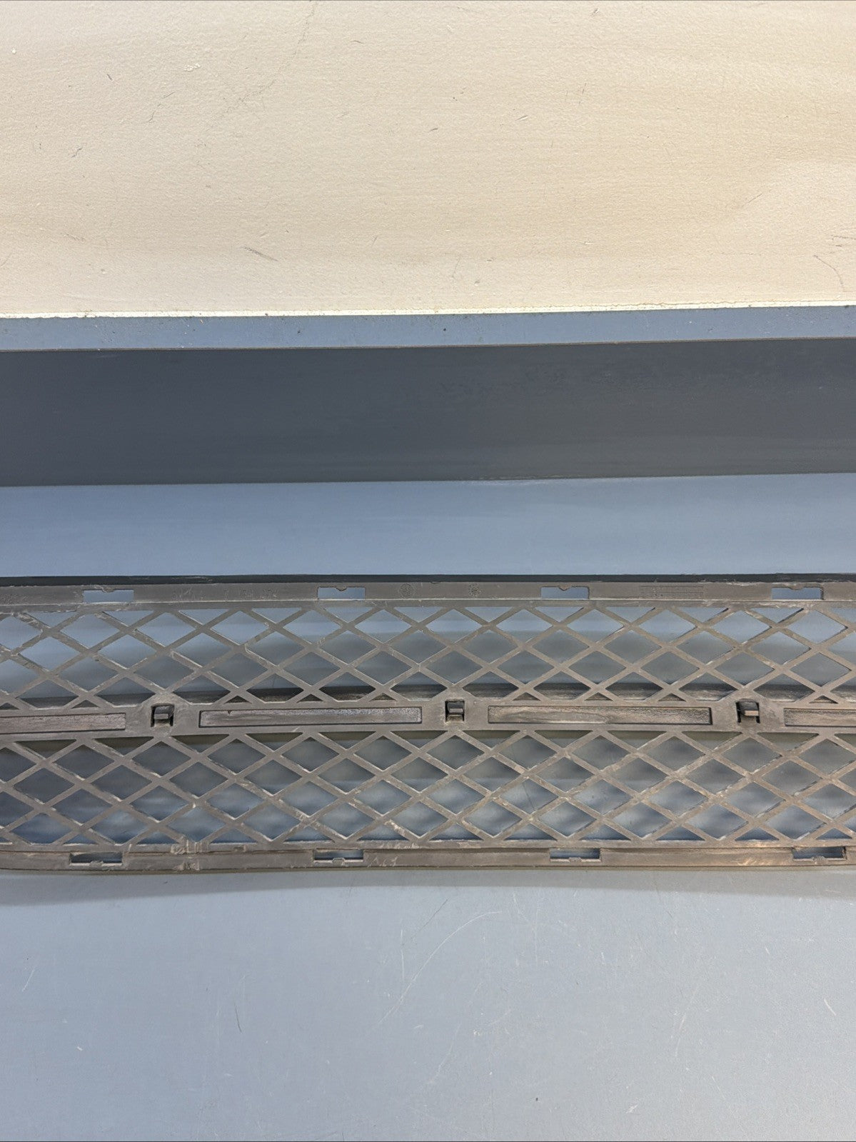 06-08 BMW E90 335 325 328 330 Center Lower Bumper Grille 7134074