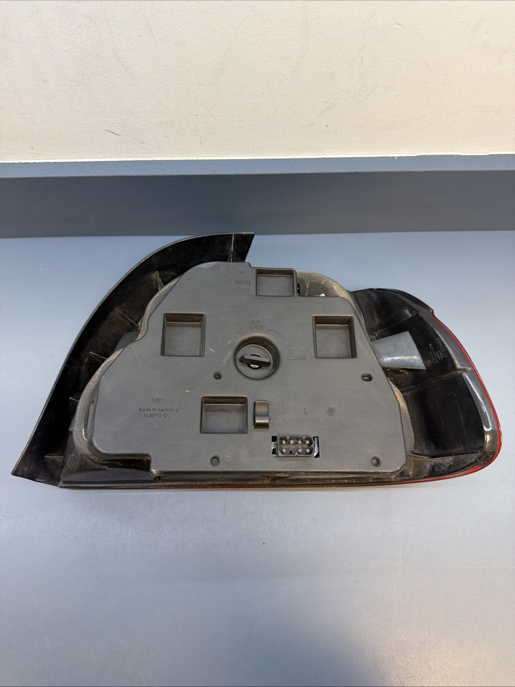 1997-2000 BMW E-39 5-Series Driver Left Side Taillight Unit 146033-00 OEM