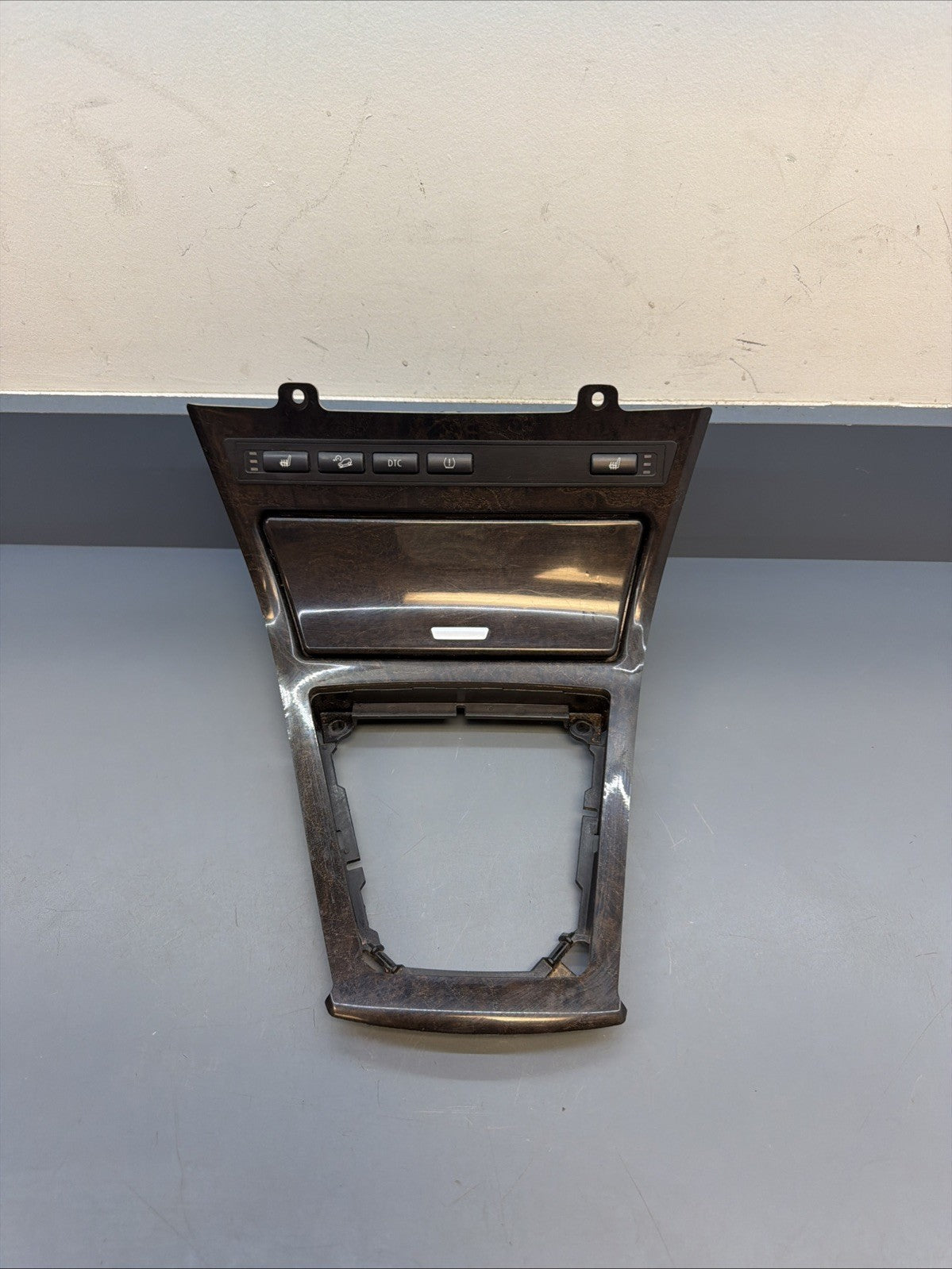 07-10 BMW X3 OEM SHIFTER TRIM BEZEL ASH TRAY W/HEATED SEAT SWITCH PANEL 3411706