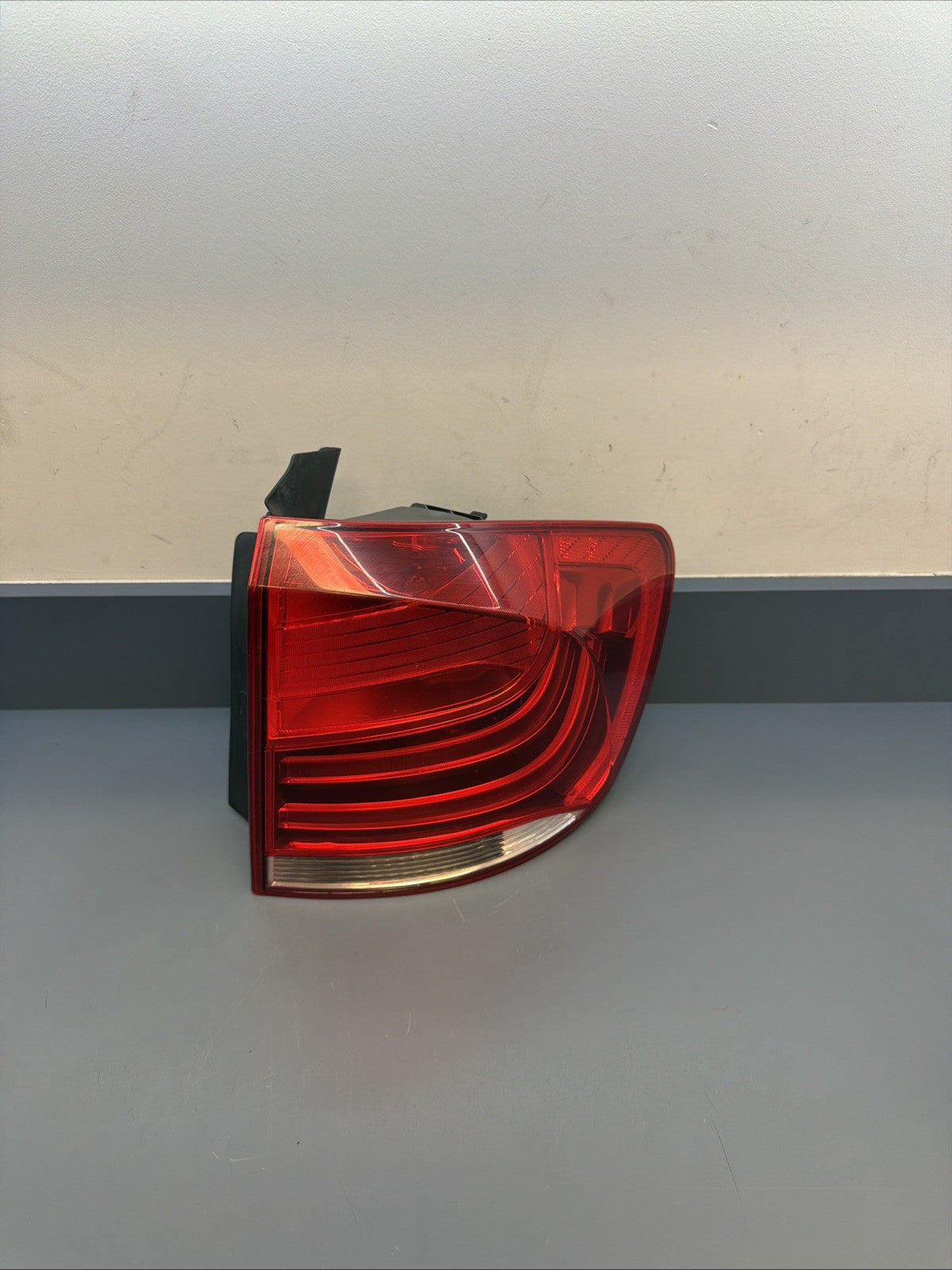 2013 2014 2015 BMW E84 X1 REAR RIGHT OUTER TAIL LIGHT ASSEMBLY OEM 2990112