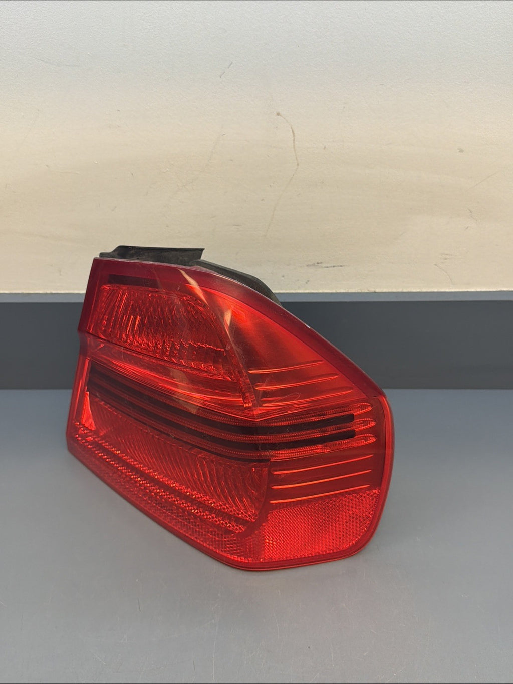 2006-2008 BMW E90 OUTTER PASSANGER PRE LCI TAIL LIGHT 7161956