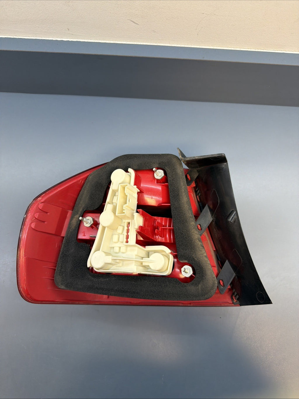 2006-2008 BMW E90 OUTTER PASSANGER PRE LCI TAIL LIGHT 7161956