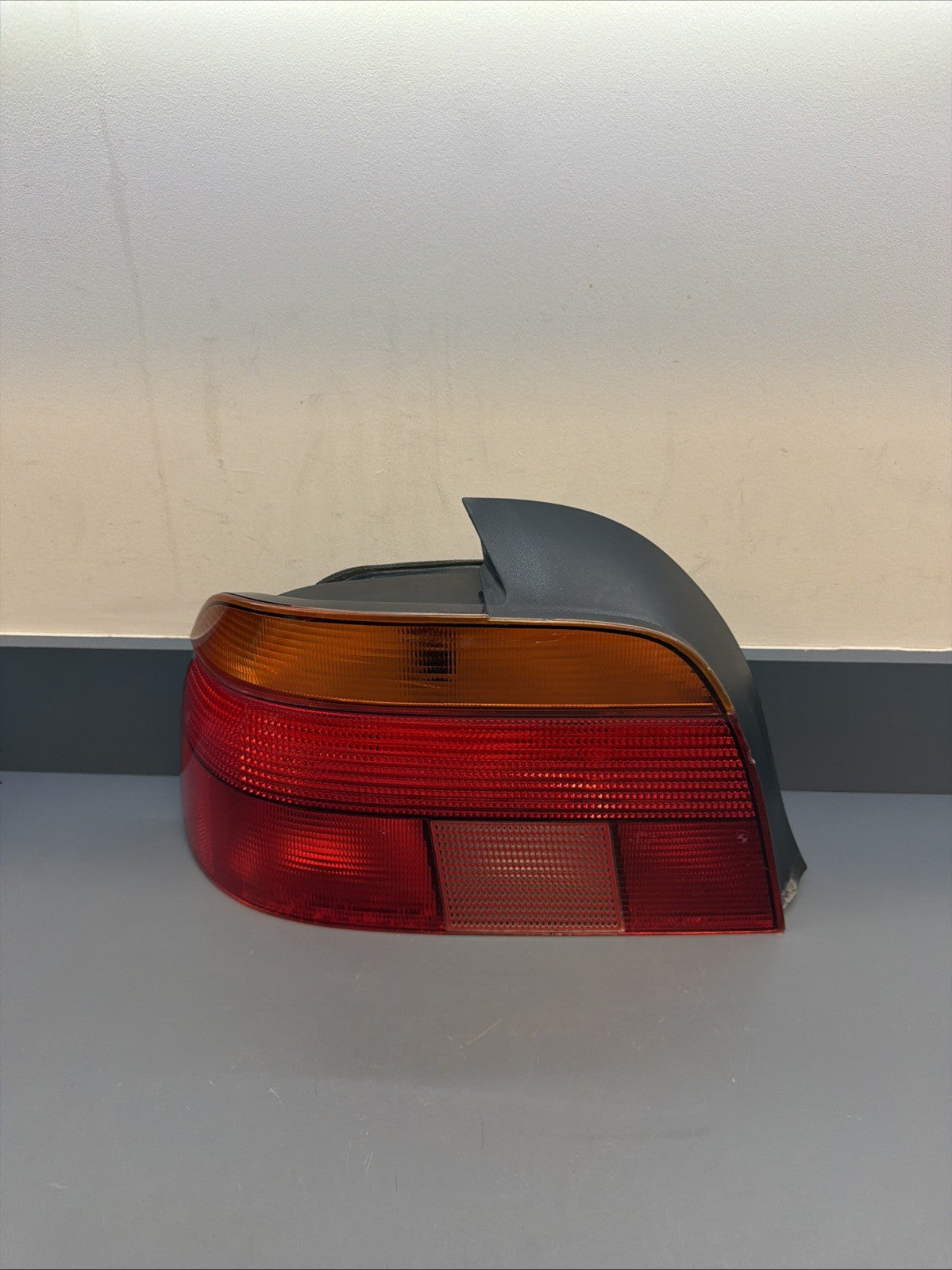 1997-2000 BMW E-39 5-Series Driver Left Side Taillight Unit 146033-00 OEM
