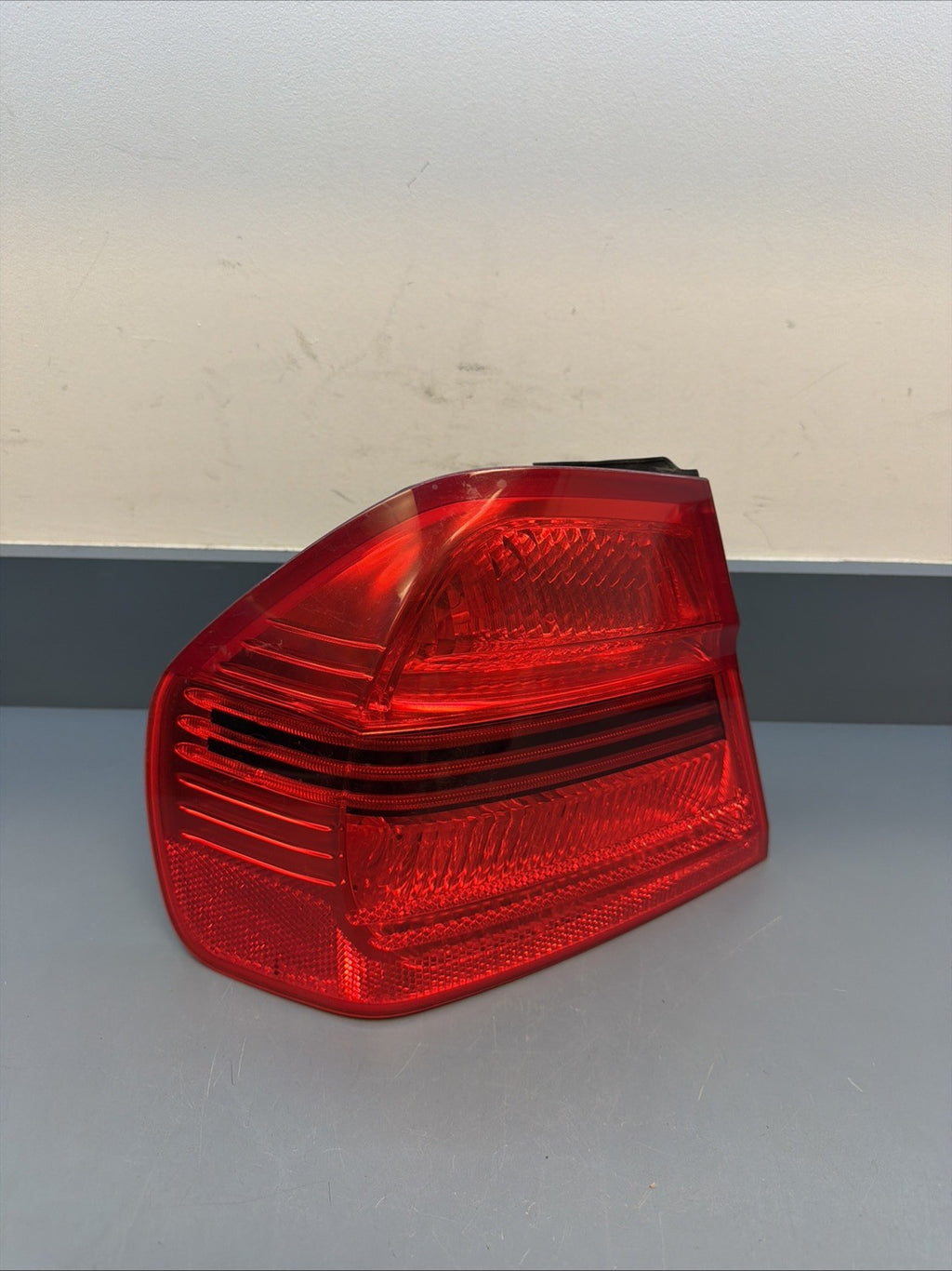 2006-2008 BMW E90 OUTTER PASSANGER PRE LCI TAIL LIGHT 7161956