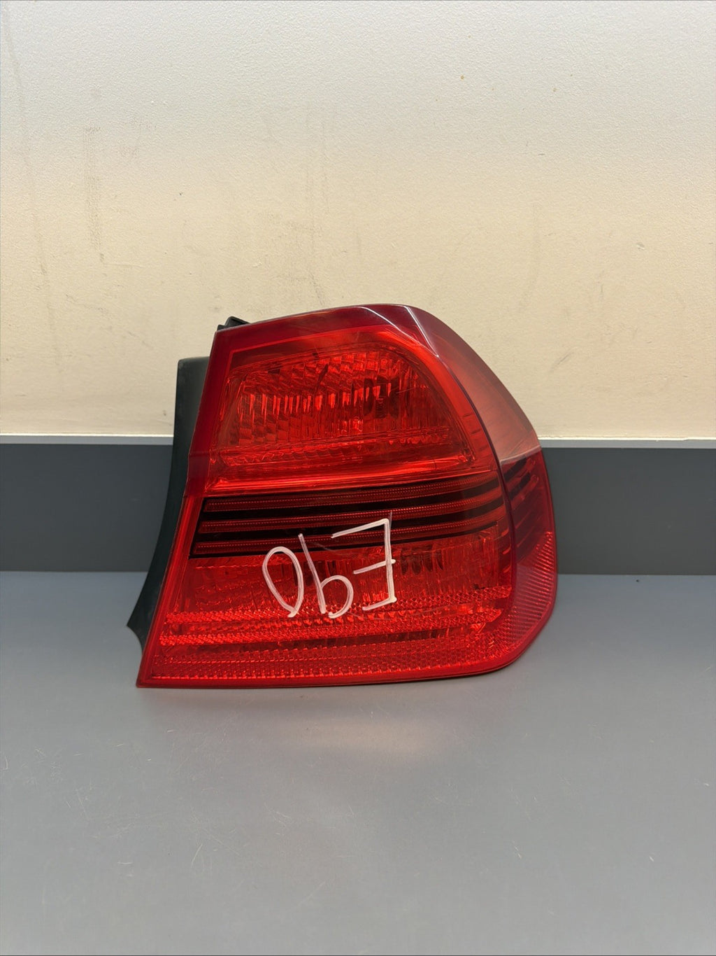 2006-2006 BMW E90 OUTTER PASSANGER PRE LCI TAIL LIGHT 7161956