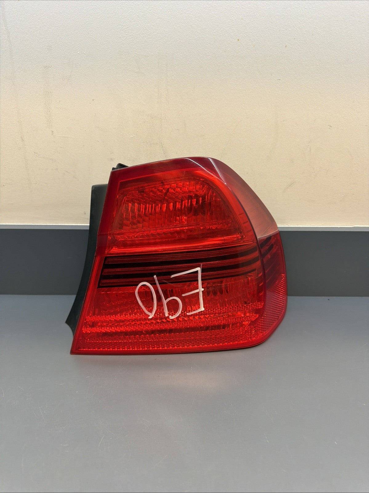 2006-2006 BMW E90 OUTTER PASSANGER PRE LCI TAIL LIGHT 7161956