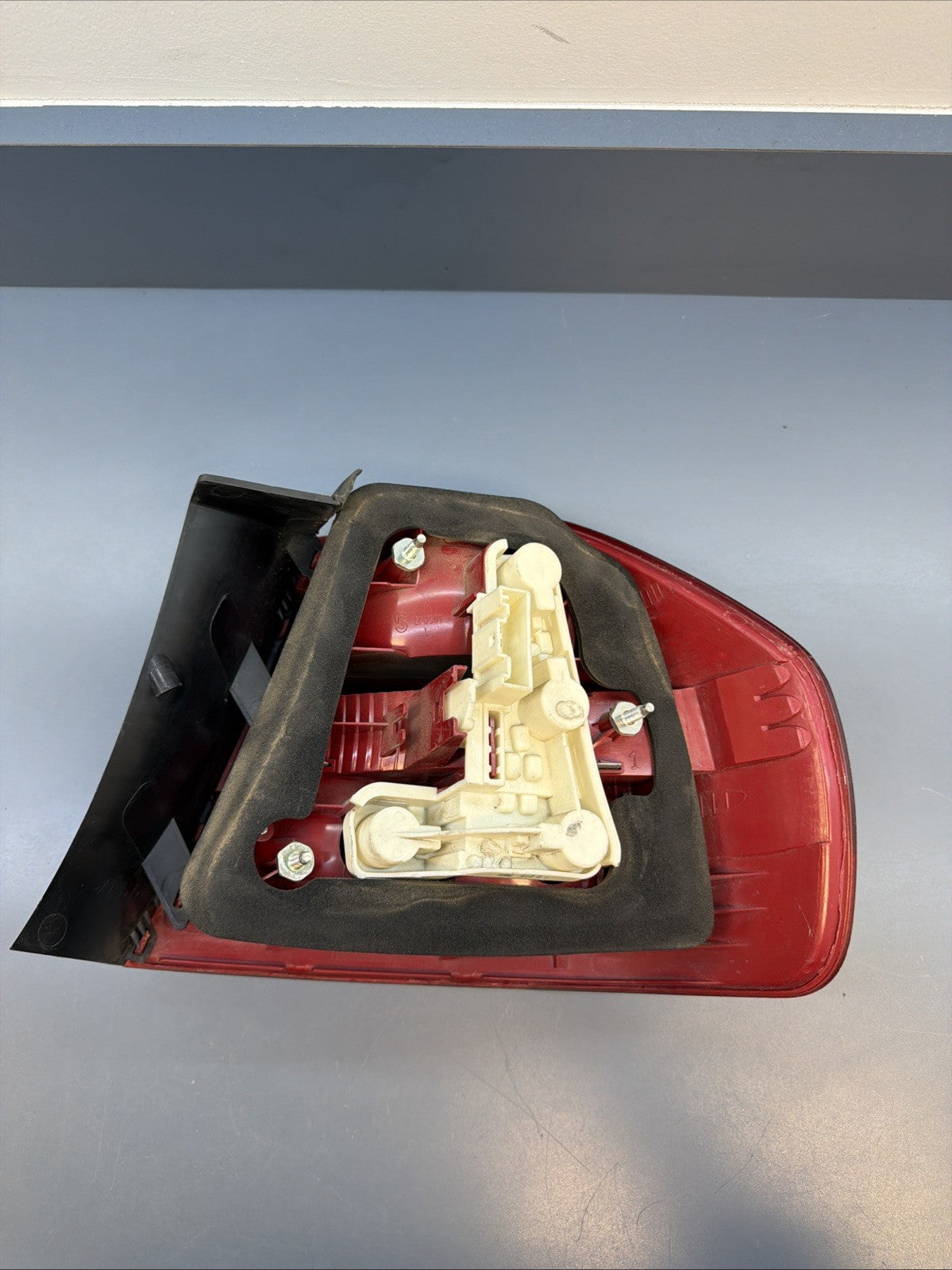 06–08 BMW 325i E90 Left Rear Tail Light OEM 7161955 DRIVERS SIDE PRE LCI NOT OEM