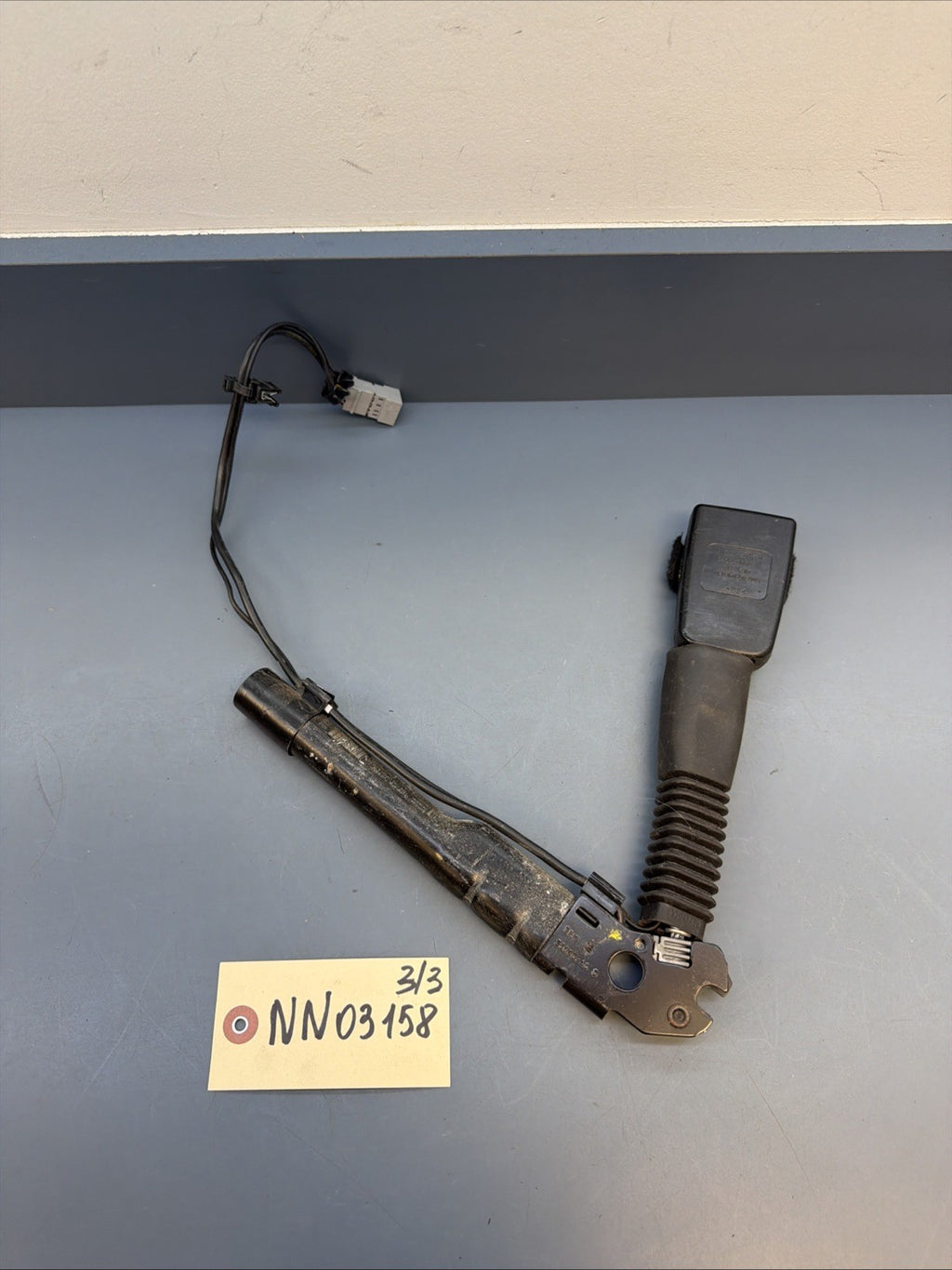 06-13 BMW E88 E90 E92 135i Driver side Left Seat Belt Buckle Tensioner 7213563